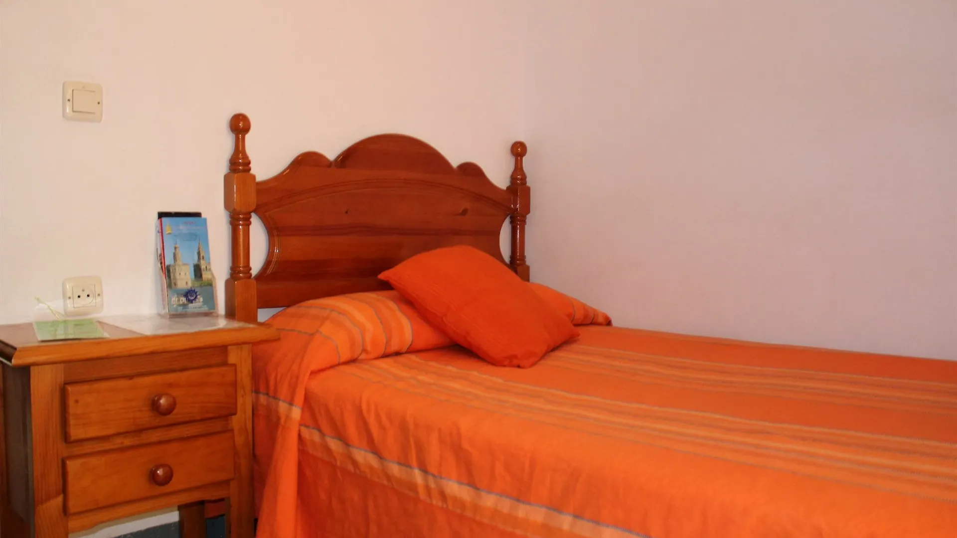 Pension La Montorena Sevilla 2*,